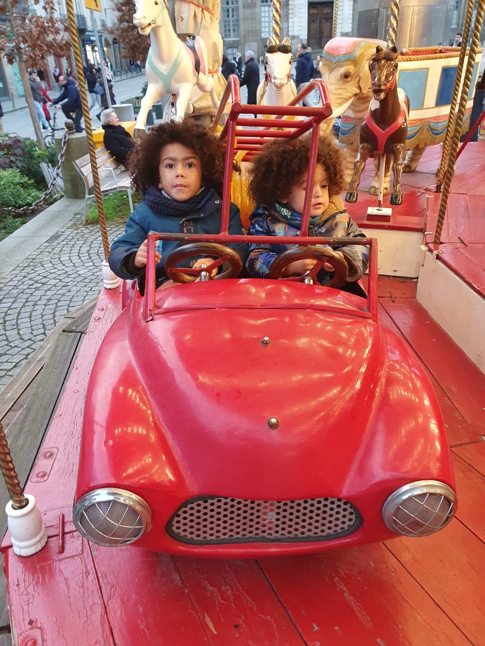 Enfants sur camion pompier